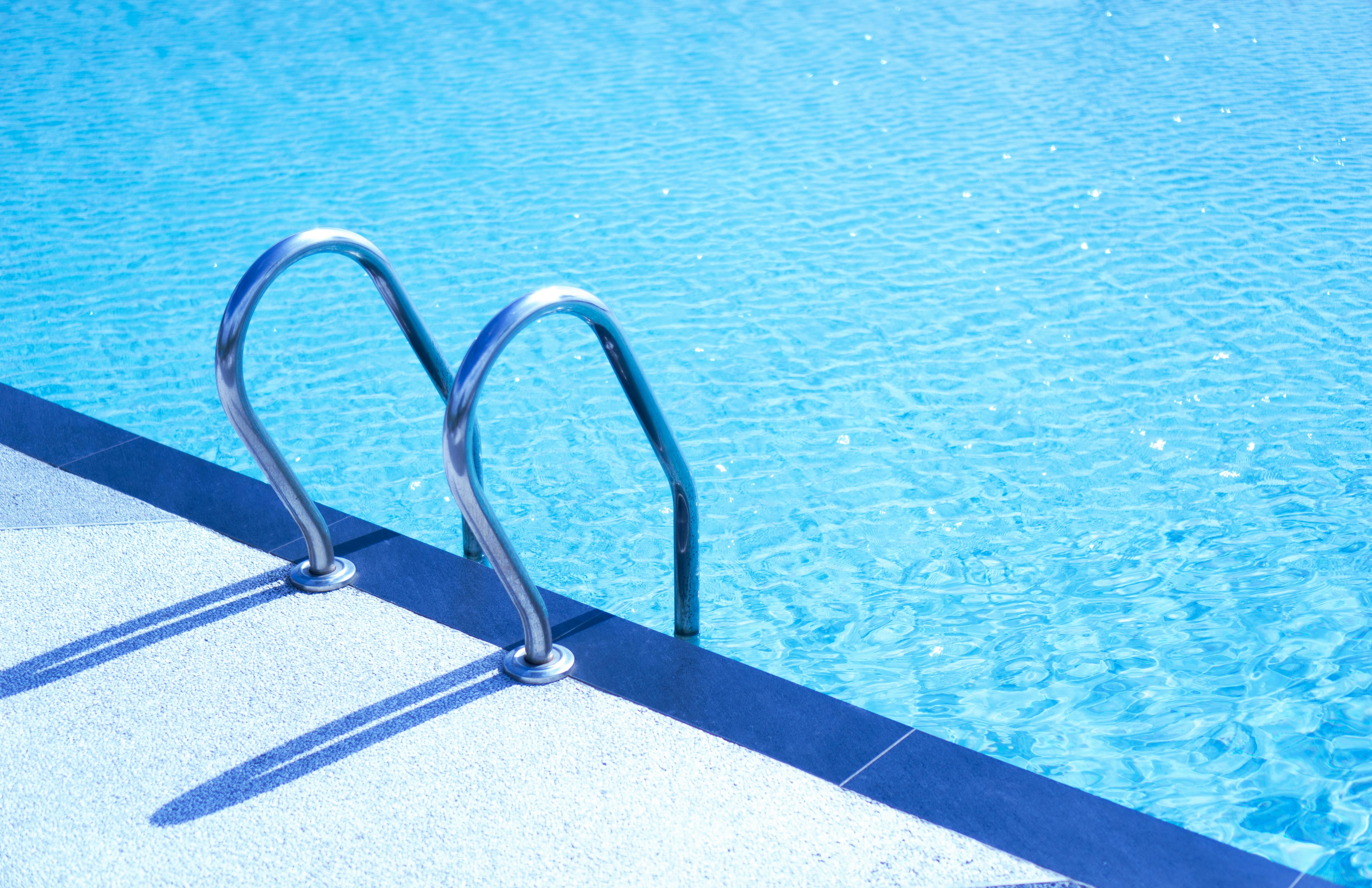 SCHWIMMBADREINIGER